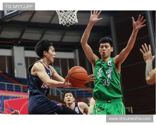 南京篮球队在邀请赛中以75分稳居积分榜首位竞争激烈引人关注 南京篮球队在邀请赛中以75分稳居积分榜首位竞争激烈引人关注