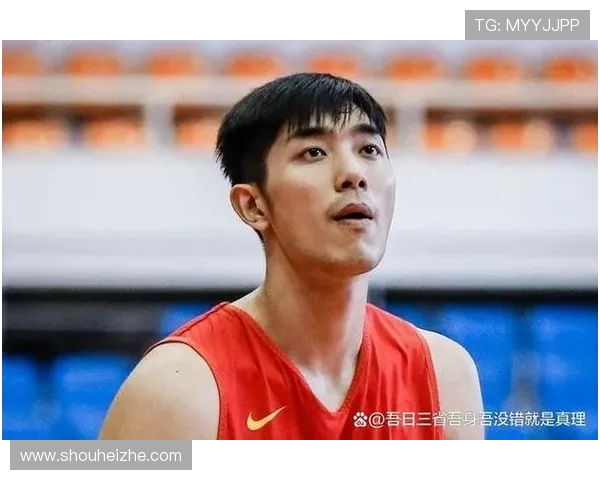 吴冠希在篮球赛场的崛起与成长历程探秘，展现新时代运动员的拼搏精神与团队合作